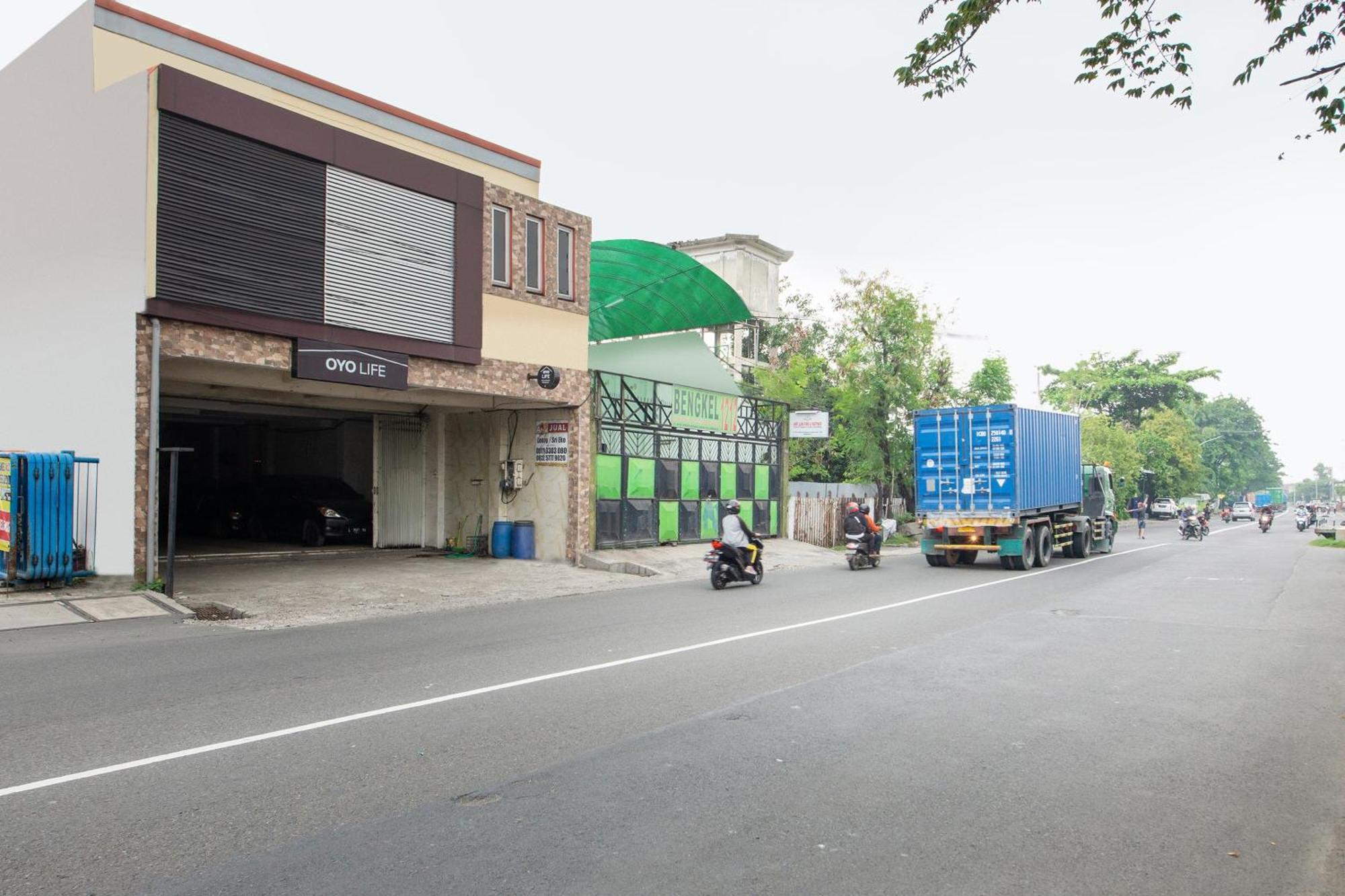 Oyo Life 2108 Griya Aisyah Residence Surabaya Exterior foto
