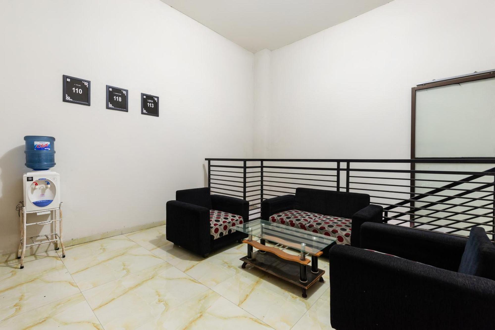 Oyo Life 2108 Griya Aisyah Residence Surabaya Exterior foto